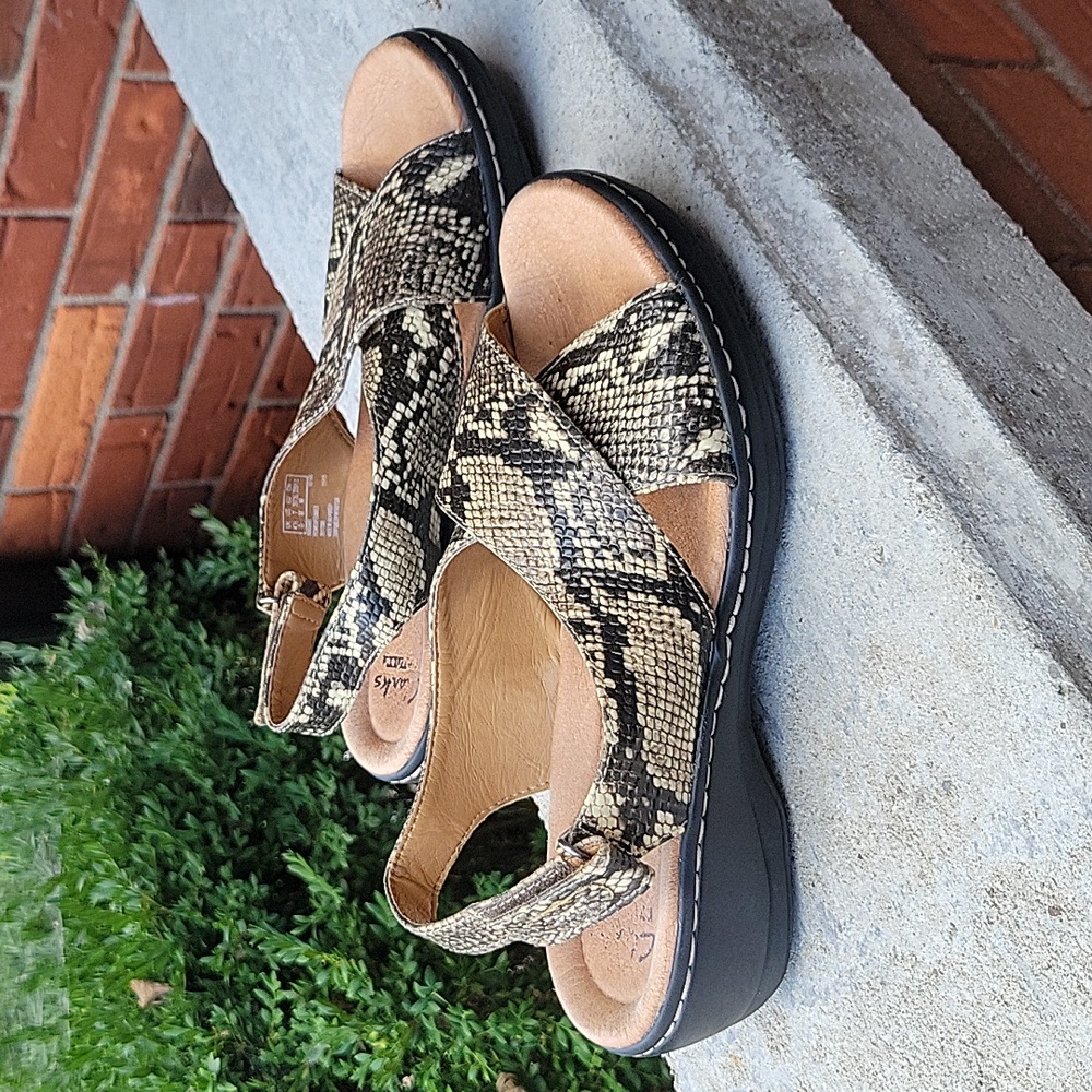 Clarks sandals tan and black
